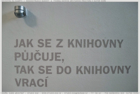 KUTNÁ HORA - KNIHOVNA NA NÁMĚTI | Na stěnách schodiště jsou umístěné nápisy, které jsou všem jaksi povědomé.